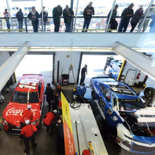 Pase Para el Neon Garage/y la Área de los Pits